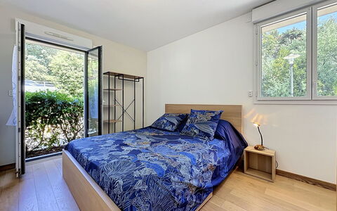 Les Sylphes: Bett, Interior Design, Möbel, Schlafzimmer, Zimmer, Flooring, Bettdecke, Fussboden, Holz, Bedding