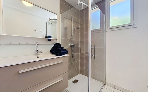 Les Sylphes: Flooring, Fussboden, Interior Design, Armatur, Badezimmer, Badezimmerschrank, Spiegel, Installation, Tür, Bad Sink