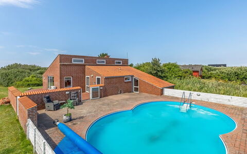 Scarlet - 500M from the Sea: Blau, Schwimmbad, Bauernhaus