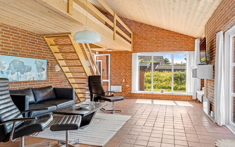 Scarlet - 500M from the Sea: Holz, Flooring, Interior Design, Fussboden, Decke, Backstein, Holzbeize, Wohnzimmer, Hartholz