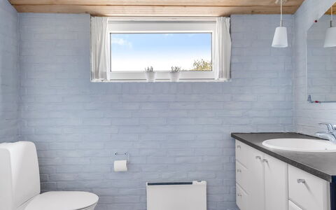 Scarlet - 500M from the Sea: Badezimmer, Armatur, Toilleten Sitz, Wand, Flooring, Toilette, Sinken, Fussboden, Bad Sink, Installation