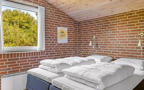 Scarlet - 500M from the Sea: Decke, Bett, Schlafzimmer, Backstein, Bettrahmen, Bedding, Bettdecke, Holzbeize, Daylighting, Kissen