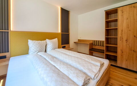 Auffach 602: Holz, Interior Design, Schlafzimmer, Flooring, Bett, Fussboden, Bettrahmen, Decke, Zimmer, Bedding
