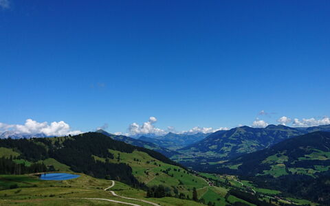 Auffach 602: Himmel, Blau, Wolke, Bergforms, Berg, Natur, Grün, Hügel, Natürliche Landschaft, Wiese