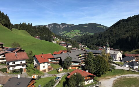 Auffach 602: Baum, Haus, Hügel, Hochland, Wohngebiet, Landschaft, Ländliches Gebiet, Bergstation, Dorf, Zuhause