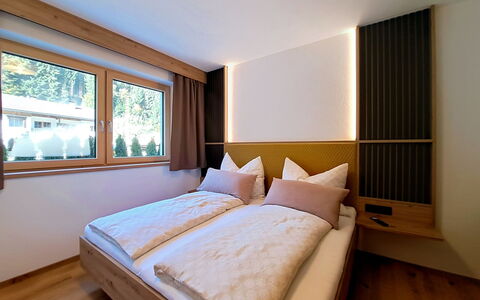 Auffach 602: Holz, Interior Design, Decke, Zimmer, Holzbeize, Vorhang, Hartholz, Hotel, Fensterbehandlung, Light Fixture