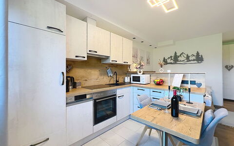 Des Kaisers Kleines Reich: Küche, Countertop, Interior Design, Küchengerät, Möbel, Flooring, Cabinetry, Holz, Decke, Major Appliance