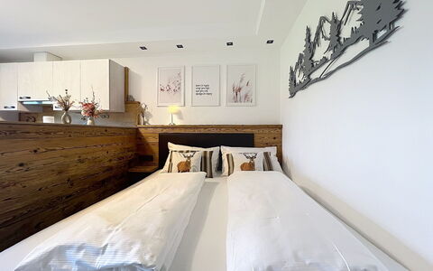 Des Kaisers Kleines Reich: Bett, Schlafzimmer, Interior Design, Möbel, Bedding, Wand, Bettdecke, Holz, Flooring, Fussboden