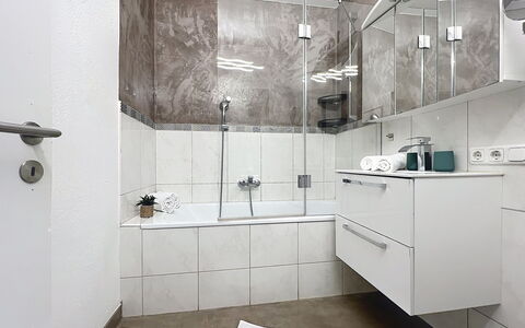 Des Kaisers Kleines Reich: Flooring, Armatur, Interior Design, Fussboden, Badezimmer, Sinken, Zapfhahn, Fliese, Installation, Badezimmerschrank