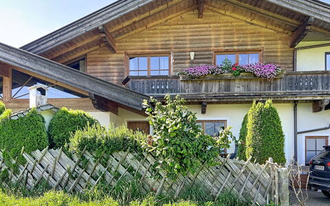 Des Kaisers Kleines Reich: Gebäude, Haus, Zuhause, Dach, Strauch, Hütte, Wohngebiet, Garten, Ground
