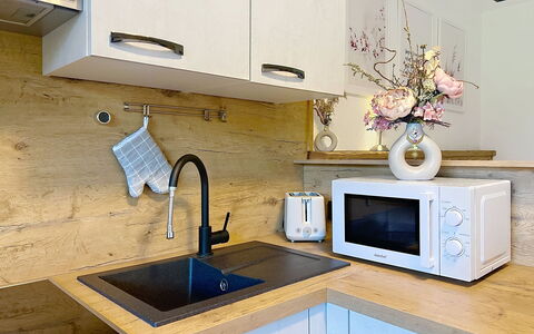 Des Kaisers Kleines Reich: Küchengerät, Küche, Countertop, Major Appliance, Spüle, Cabinetry, Holz, Haushaltsgerät, Flooring, Interior Design