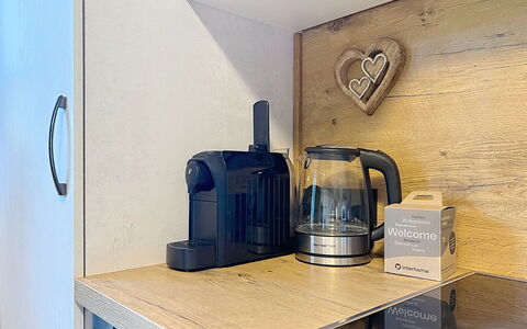 Des Kaisers Kleines Reich: Interior Design, Küchengerät, Kleingeräte, Regale, Haushaltsgerät, Regal, Kaffeemaschine, Küche, Countertop