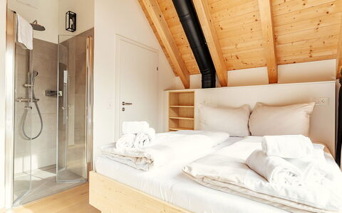 Niederwölz 602: Schlafzimmer, Bett, Interior Design, Bedding, Bettdecke, Bettrahmen, Zimmer, Kissen, Hartholz, Linens