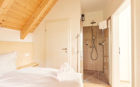 Niederwölz 602: Zuhause, Schlafzimmer, Hartholz, Holzbeize, Bedding, Bett, Hotel, Bettdecke, Holzboden, Villa