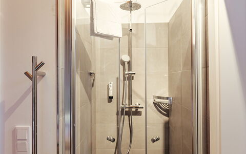 Niederwölz 603: Badezimmer, Armatur, Flooring, Dusche, Interior Design, Installation, Fussboden, Duschkopf, Duschtür, Duschpaneel