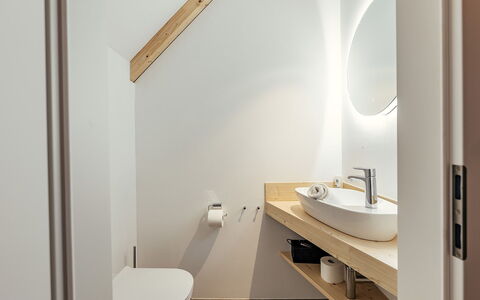 Niederwölz 603: Armatur, Badezimmer, Flooring, Holz, Interior Design, Fussboden, Installation, Zapfhahn, Sinken, Decke