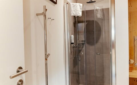 Niederwölz 605: Flooring, Armatur, Fussboden, Badezimmer, Interior Design, Installation, Dusche, Duschtür, Tür, Wohnung