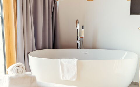 Niederwölz 606: Interior Design, Badewanne, Beleuchtung, Armatur, Badezimmer, Zuhause, Installation, Vorhang, Zapfhahn, Design
