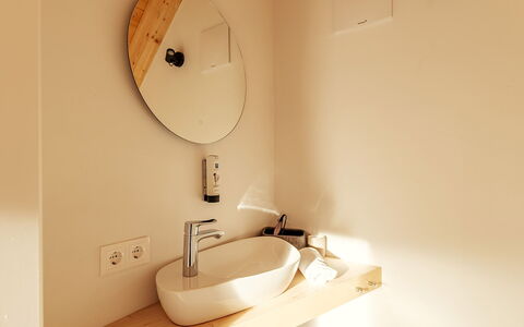 Niederwölz 606: Wand, Bad Sink, Holz, Armatur, Interior Design, Flooring, Fussboden, Badezimmer, Installation, Beleuchtung