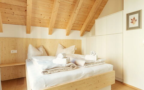 Niederwölz 606: Zuhause, Hütte, Schlafzimmer, Hartholz, Holzbeize, Holzboden, Hotel, Bett, Bedding, Lack