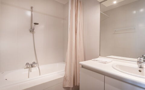 Goldsands Iii with Parking: Badezimmer, Flooring, Interior Design, Armatur, Wand, Fussboden, Zapfhahn, Installation, Zimmer, Bad Sink
