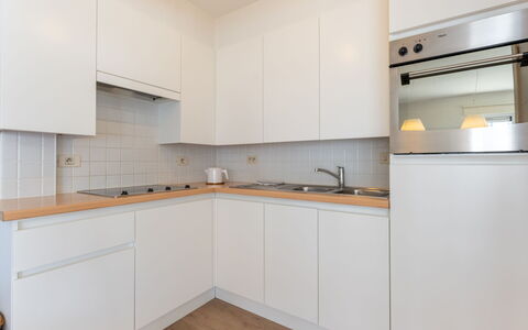 Goldsands Iii with Parking: Küche, Küchengerät, Countertop, Cabinetry, Major Appliance, Flooring, Interior Design, Holz, Fussboden, Herd