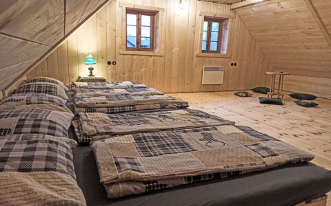 U Kazíků: Schlafzimmer, Holz, Bett, Fussboden, Flooring, Bettdecke, Bedding, Interior Design, Zuhause, Möbel
