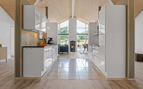 Wreth - 1.5Km from the Sea: Flooring, Küche, Möbel, Interior Design, Holz, Countertop, Decke, Fussboden, Cabinetry, Küchengerät