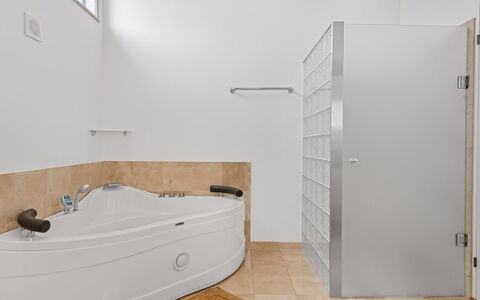 Wreth - 1.5Km from the Sea: Flooring, Wand, Fussboden, Armatur, Interior Design, Badewanne, Installation, Badezimmer, Verbundwerkstoff, Zimmer