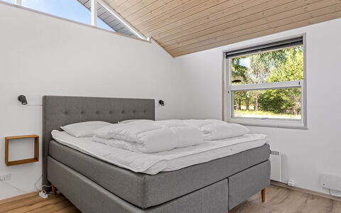 Wreth - 1.5Km from the Sea: Schlafzimmer, Bett, Bedding, Bettrahmen, Bettdecke, Decke, Linens, Kissen, Matratze, Hartholz