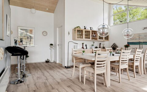 Wreth - 1.5Km from the Sea: Möbel, Interior Design, Flooring, Fussboden, Holz, Holzboden, Decke, Küche & Esszimmer Tisch, Light Fixture, Esszimmer