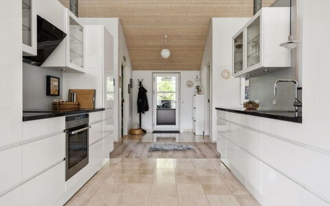Wreth - 1.5Km from the Sea: Flooring, Küche, Interior Design, Küchengerät, Holz, Fussboden, Countertop, Decke, Cabinetry, Major Appliance