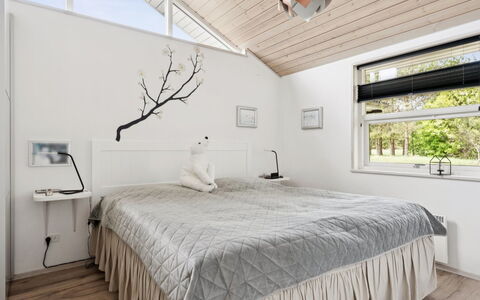 Wreth - 1.5Km from the Sea: Interior Design, Schlafzimmer, Decke, Bett, Möbel, Bedding, Beleuchtung, Bettdecke, Zuhause, Fussboden