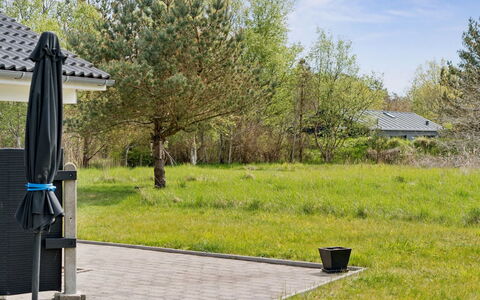 Wreth - 1.5Km from the Sea: Schatten, Rasen, Garten, Landscaping, Park, Garten, Outdoor Struktur, Hinterhof, Gartenbauten