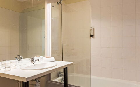 Barbaste 602: Flooring, Interior Design, Wand, Armatur, Fussboden, Badezimmer, Bad Sink, Sinken, Zimmer, Zapfhahn
