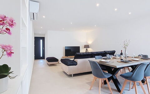 Maison Lou Oustaou: Interior Design, Möbel, Flooring, Fussboden, Holz, Decke, Zimmer, Beleuchtung, Wohnzimmer, Zuhause