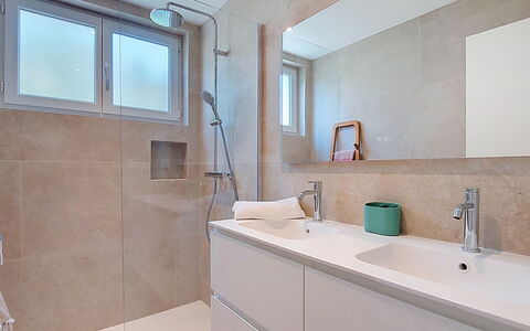 Maison Lou Oustaou: Badezimmer, Armatur, Flooring, Interior Design, Fussboden, Bad Sink, Sinken, Zapfhahn, Badezimmerschrank, Spiegel