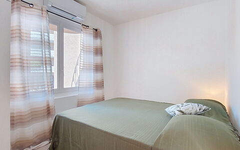 Maison Lou Oustaou: Möbel, Interior Design, Wand, Flooring, Fussboden, Bett, Holz, Decke, Schlafzimmer, Fensterabdeckung