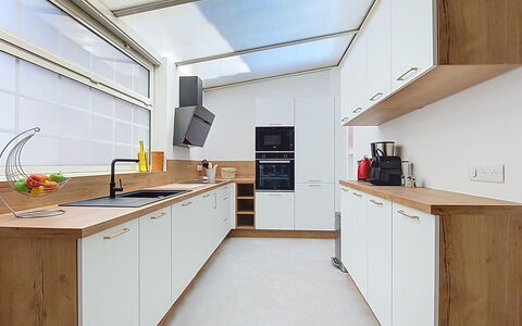 Maison Lou Oustaou: Küche, Interior Design, Flooring, Holz, Countertop, Decke, Light Fixture, Möbel, Fussboden, Beleuchtung