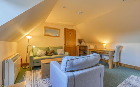 Bunloit Loft: Möbel, Interior Design, Holz, Decke, Flooring, Fussboden, Zimmer, Couch, Beleuchtung, Wohnzimmer