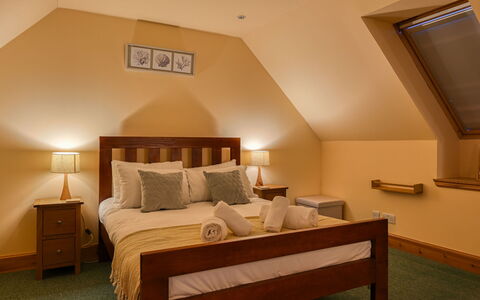 Bunloit Loft: Bett, Möbel, Schlafzimmer, Interior Design, Bedding, Bettdecke, Fussboden, Flooring, Holz, Zimmer