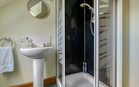 Bunloit Loft: Wand, Flooring, Badezimmer, Fussboden, Armatur, Interior Design, Dusche, Zimmer, Duschtür, Installation