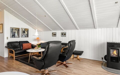 Aida - 550M from the Sea: Flooring, Interior Design, Fussboden, Holz, Holzboden, Decke, Möbel, Wohnzimmer, Zuhause, Beleuchtung