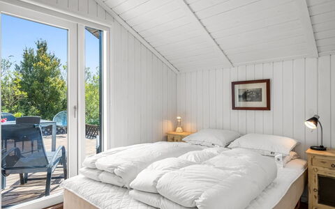 Aida - 550M from the Sea: Holz, Schlafzimmer, Bett, Möbel, Zuhause, Bedding, Bettrahmen, Hartholz, Bettdecke, Hütte