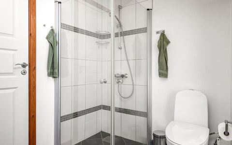 Aida - 550M from the Sea: Armatur, Badezimmer, Flooring, Fussboden, Dusche, Installation, Interior Design, Toilette, Duschtür, Fliese