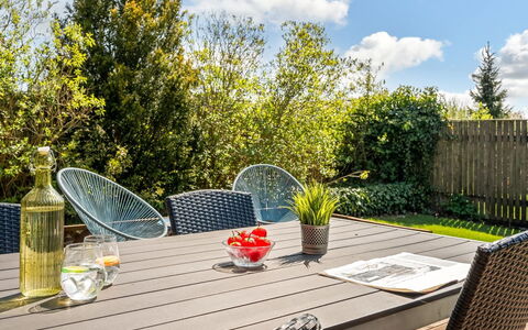 Aida - 550M from the Sea: Möbel, Gartenmöbel, Stuhl, Tabelle, Tisch Im Freien, Küche & Esszimmer Tisch, Garten, Terrasse, Kaffetisch, Schatten