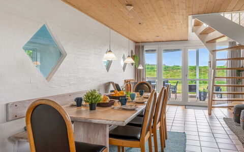 Algut - 200M from the Sea: Möbel, Interior Design, Flooring, Holz, Fussboden, Decke, Stuhl, Tabelle, Küche & Esszimmer Tisch, Esszimmer