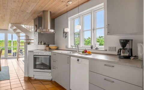Algut - 200M from the Sea: Küche, Countertop, Küchengerät, Flooring, Cabinetry, Möbel, Interior Design, Major Appliance, Holz, Fussboden