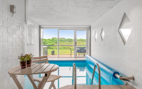 Algut - 200M from the Sea: Flooring, Fussboden, Decke, Interior Design, Möbel, Zimmer, Bett, Wohnung, Schlafzimmer, Holzbeize