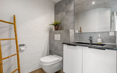 Algut - 200M from the Sea: Wand, Armatur, Flooring, Interior Design, Fussboden, Sinken, Toilette, Badezimmer, Badezimmerschrank, Zapfhahn
